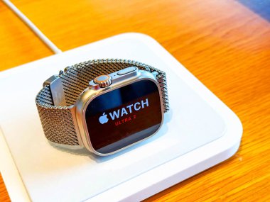 BANGKOK, THAILAND - 23. Sezon 2024: Apple Watch Ultra 2 Spor ve macera saatleri Apple Store ICONSIAM alışveriş merkezinde sergileniyor
