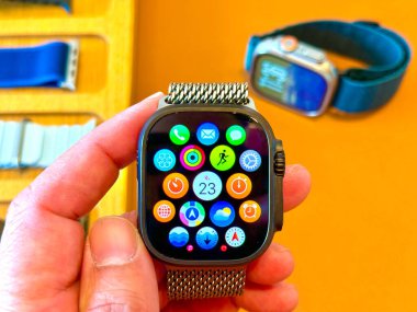 BANGKOK, THAILAND - 23. Sezon 2024: Apple Watch Ultra 2 Spor ve macera saatleri Apple Store ICONSIAM alışveriş merkezinde sergileniyor