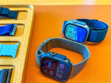 BANGKOK, THAILAND - 23. Sezon 2024: Apple Watch Ultra 2 Spor ve macera saatleri Apple Store ICONSIAM alışveriş merkezinde sergileniyor