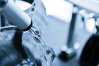 Çalışırken yüksek hassasiyetli motor bloğu denetimi için otomatik koordinat ölçüm makinesini (CMM) kapat