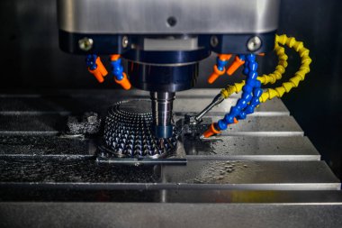 5 eksenli CNC değirmen makinesi, otomotiv bölümünü katı top değirmeni aracıyla kesiyor.