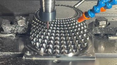 5 eksenli CNC değirmen makinesi, otomotiv bölümünü katı top değirmeni aracıyla kesiyor.