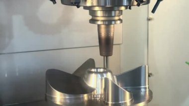 CNC 'de çalışan süreç, değirmen metal endüstrisi, pervane kesme kısmını döndürüyor.