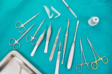 Ameliyat aletleri, silikon burun implantı ve ameliyat odasına silikon çene implantı..