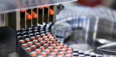 Kapsül ilaç üretim hattı, Endüstriyel ilaç konsepti.