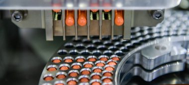 Kapsül ilaç üretim hattı, Endüstriyel ilaç konsepti.