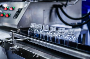 Paket için otomatik taşımacılık sistemlerindeki plastik şişeleri temizle