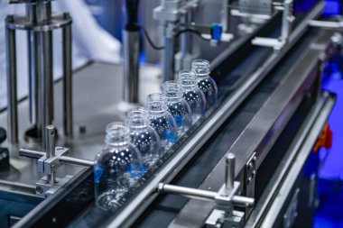 Paket için otomatik taşımacılık sistemlerindeki plastik şişeleri temizle