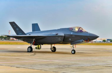 Don Muang Hava Üssü, Bangkok, Tayland, 8 Mart 2025: Kraliyet Tayland Hava Kuvvetleri 88. yıl dönümü Hava Gösterisinde F-35 A pistinde..