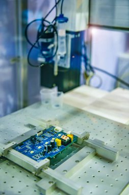 Elektronik devre kartlarını fabrikalarda monte etmek için otomatik robotlar
