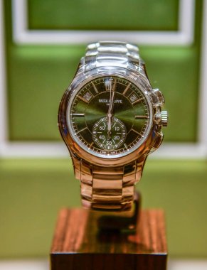 BANGKOK, THAILAND - 10 Mart 2025: Patek Philippe 5905 1A - Yıllık İsviçre takvim saati ile kronograf