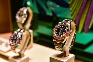 BANGKOK, THAILAND - 10 Mart 2025: Yeni Rolex GMT Master II Ref126713GRNR Oyster, 40mm Men 's Watch bir mağazada sergilendi