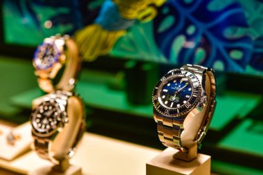 BANGKOK, THAILAND - 10 Mart 2025: Yeni Rolex Deepsea İstiridye Kalıcı İsviçre saati bir mağazada sergilendi
