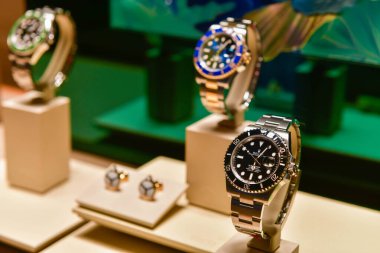 BANGKOK, THAILAND - 10 Mart 2025: Yeni Rolex Denizaltı Tarihi 41 mm Oystersteel İsviçre saati bir mağazada sergilendi