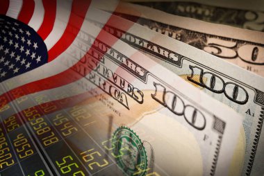 Borsa geçmişinde Amerikan bayrağı ve banknotları (USD) para birimi.