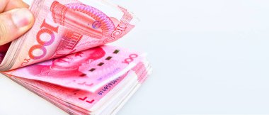 Çin 'in para biriminden 100 Yuan. Beyaz arkaplan üzerine Çin banknotları, kopyalama alanı
