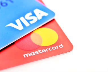Bangkok, Tayland - 3 Ağustos 2017: Birçok VISA ve Master kredi kartı geçmişini yeni logoyla kapatın. Plastik banka ödeme kartları