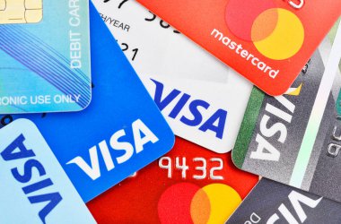 Bangkok, Tayland - 3 Ağustos 2017: Birçok VISA ve Master kredi kartı geçmişini yeni logoyla kapatın. Plastik banka ödeme kartları