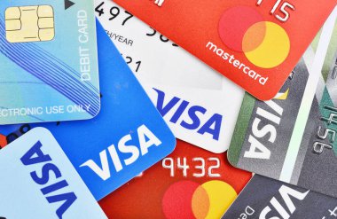 Bangkok, Tayland - 3 Ağustos 2017: Birçok VISA ve Master kredi kartı geçmişini yeni logoyla kapatın. Plastik banka ödeme kartları