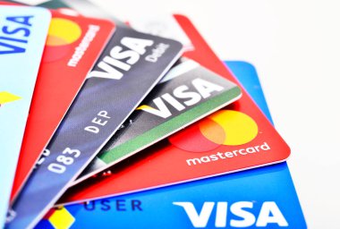 Bangkok, Tayland - 3 Ağustos 2017: Birçok VISA ve Master kredi kartı geçmişini yeni logoyla kapatın. Plastik banka ödeme kartları