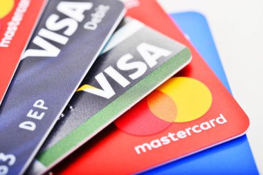 Bangkok, Tayland - 3 Ağustos 2017: Birçok VISA ve Master kredi kartı geçmişini yeni logoyla kapatın. Plastik banka ödeme kartları