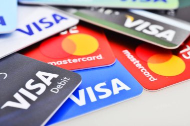 Bangkok, Tayland - 3 Ağustos 2017: Birçok VISA ve Master kredi kartı geçmişini yeni logoyla kapatın. Plastik banka ödeme kartları