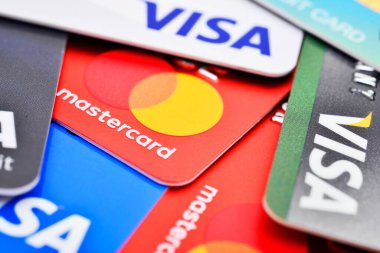 Bangkok, Tayland - 3 Ağustos 2017: Birçok VISA ve Master kredi kartı geçmişini yeni logoyla kapatın. Plastik banka ödeme kartları