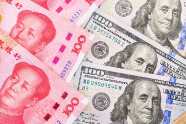 100 ABD doları ve 100 Çin Yuan Renminbi banknotları.