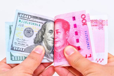 100 Amerikan doları ve 100 Çin Yuan Renminbi banknotları..