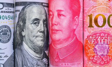 100 ABD doları ve 100 Çin Yuan Renminbi banknotları.
