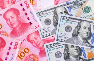 100 ABD doları ve 100 Çin Yuan Renminbi banknotları.