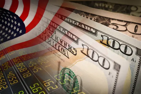 Borsa geçmişinde Amerikan bayrağı ve banknotları (USD) para birimi.