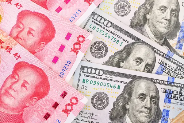 100 ABD doları ve 100 Çin Yuan Renminbi banknotları.