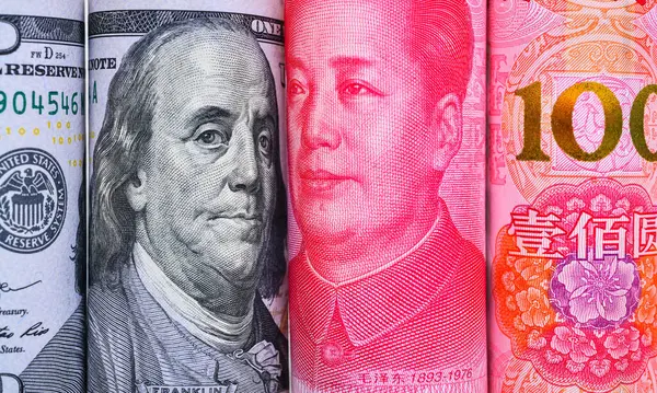100 ABD doları ve 100 Çin Yuan Renminbi banknotları.