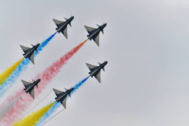 Bangkok Tayland - 08 Mart 2025: Tayland Kraliyet Hava Kuvvetleri gösterisi J-10 savaş uçağı ekibi Kraliyet Tayland Hava Kuvvetleri 88. Hava Gösterisinde.