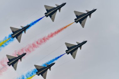 Bangkok Tayland - 08 Mart 2025: Tayland Kraliyet Hava Kuvvetleri gösterisi J-10 savaş uçağı ekibi Kraliyet Tayland Hava Kuvvetleri 88. Hava Gösterisinde.