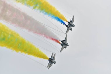 Bangkok Tayland - 08 Mart 2025: Tayland Kraliyet Hava Kuvvetleri gösterisi J-10 savaş uçağı ekibi Kraliyet Tayland Hava Kuvvetleri 88. Hava Gösterisinde.