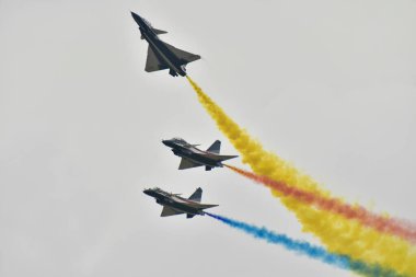Bangkok Tayland - 08 Mart 2025: Tayland Kraliyet Hava Kuvvetleri gösterisi J-10 savaş uçağı ekibi Kraliyet Tayland Hava Kuvvetleri 88. Hava Gösterisinde.