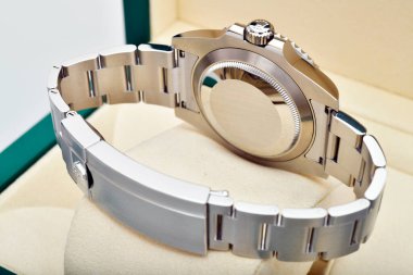 Bangkok Tayland - 28 Ocak 2021 Rolex Denizaltı Tarihi Çelik Siyah Rolex yeşil kutu üzerinde 