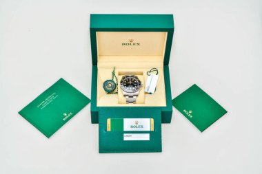 Bangkok Tayland - 28 Ocak 2021 Rolex Denizaltı Çelik Tarihi Siyah Rolex yeşil kutu kaplama logosu, bozuk para el kitabı
