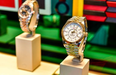 BANGKOK, THAILAND - 25 Eylül 2023: Yeni Rolex Sky-Dweller 326933 Bi Renkli 42mm Erkekler Saati bir mağazada sergilendi