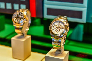 BANGKOK, THAILAND - 25 Şubat 2023: Bir mağazada sergilenen yeni Rolex Cosmograph Daytona 126503 40mm İsviçre saati