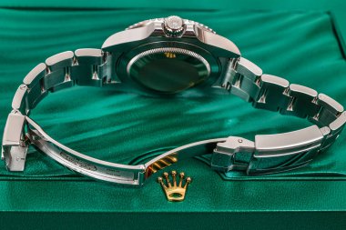 Bangkok Tayland - 28 Ocak 2021 Saat kayışını ve paslanmaz çelik saat kayışını kapat.