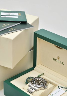 Bangkok Tayland - 28 Ocak 2021 Rolex Denizaltı Tarihi Çelik Siyah Rolex yeşil kutu üzerinde 