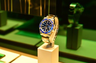 BANGKOK, THAILAND - 2 Haziran 2024: Yeni Rolex Denizaltı Tarihi 41 mm Oystersteel ve sarı altın, İsviçre saati bir mağazada sergilendi