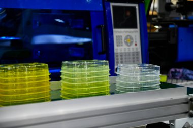 Fabrikadaki üretim işlemi tamamlandıktan sonra plastik kutu yiyecek paketleme ürünleri düzenlenir