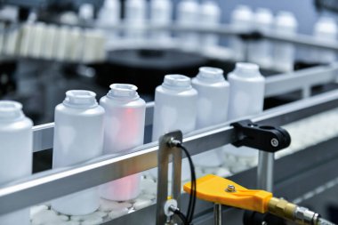 İlaç endüstrisi üretim hattında yüksek hızlı sayım ve otomatik tablet şişeleme makinesi