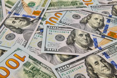 Amerikan dolarlarının geçmişi. Bir yığın Amerikan parası. Yüz dolar banknot.