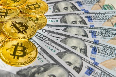 Bitcoin paralar Kripto para birimi ve kağıt para 100 Amerikan doları, sanal para birimi. Finans ve yatırım kavramı.