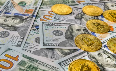 Bitcoin paralar Kripto para birimi ve kağıt para 100 Amerikan doları, sanal para birimi. Finans ve yatırım kavramı.
